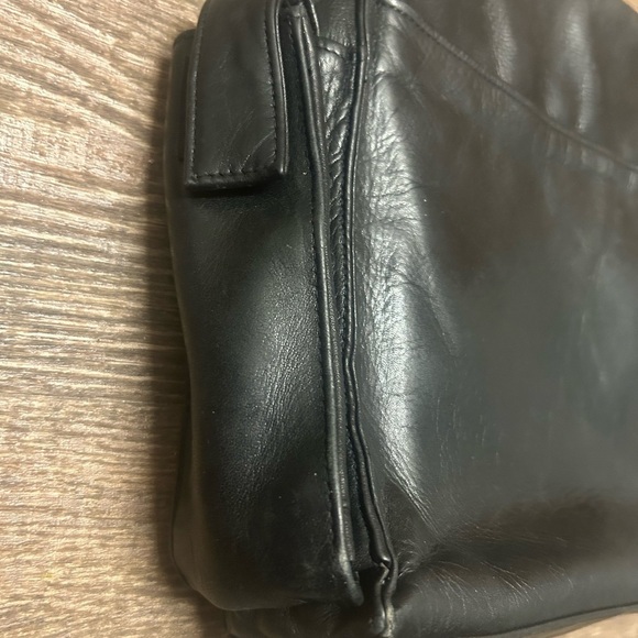 Danier MINT new as possible Black Leather Messenger/crossbody bag ultra soft - Picture 8 of 16